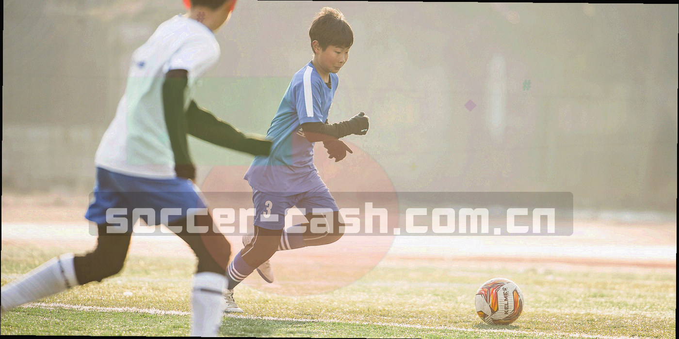夜间球场边线与角旗特写，低角度拍摄，画面无人物